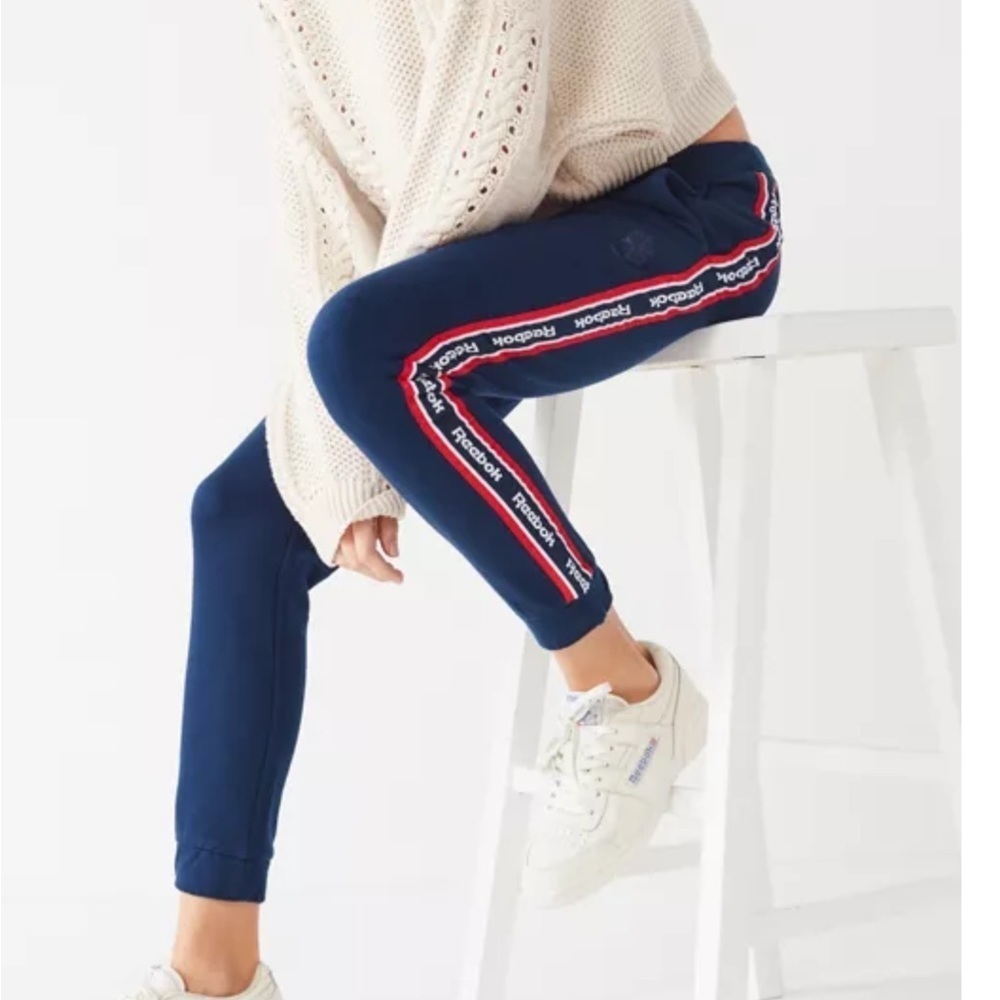 Reebok Classic Joggers with stripe logo print Navy blue Size XS